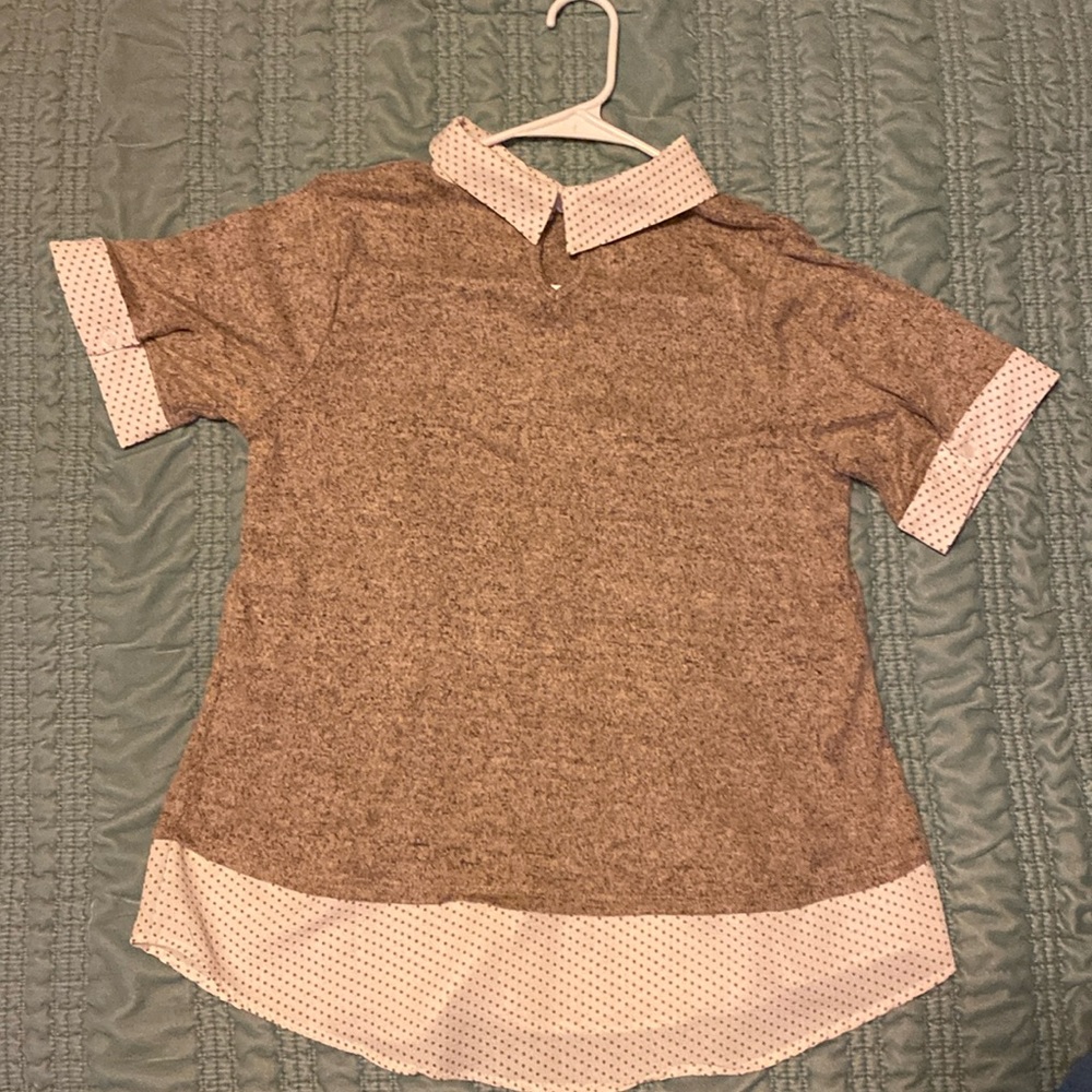Cute dressy shirt! Super shoft! One piece shirt, with cute polka dot collar!